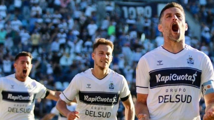 Los jugadores del Gimnasia y Esgrima de La Plata celebran un tanto.