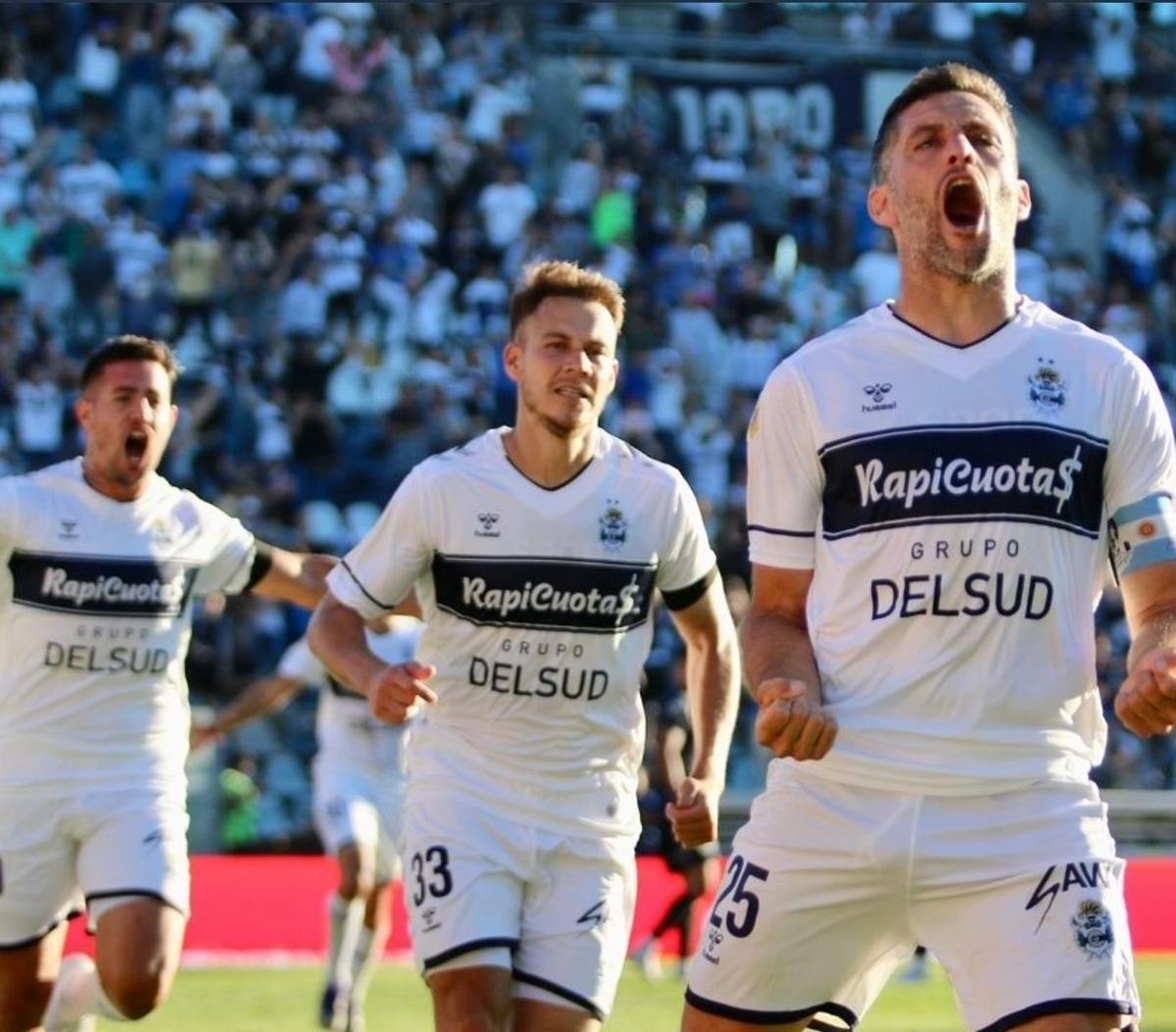 Los jugadores del Gimnasia y Esgrima de La Plata celebran un tanto.