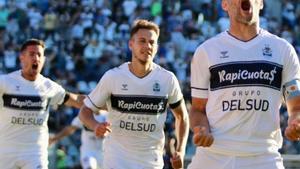 Los jugadores del Gimnasia y Esgrima de La Plata celebran un tanto.