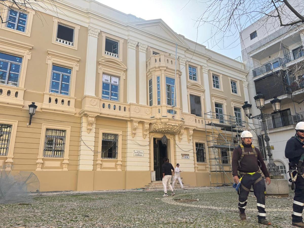 Así ha quedado el edificio de Capitanía en Badajoz tras la renovación de su fachada.