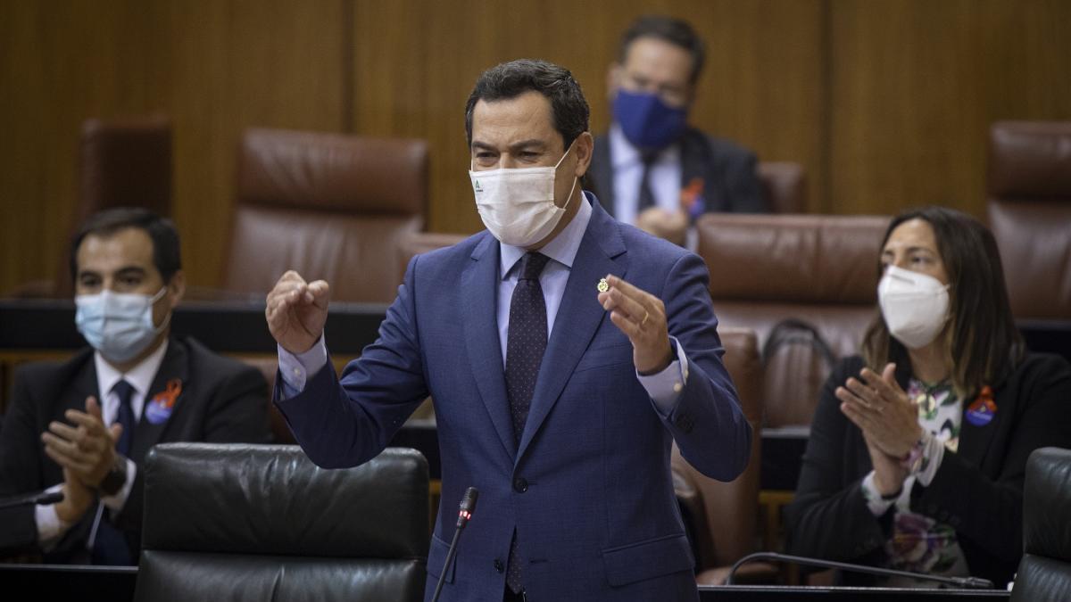 El presidente andaluz, Juanma Moreno, durante la sesión de control en el Parlamento.