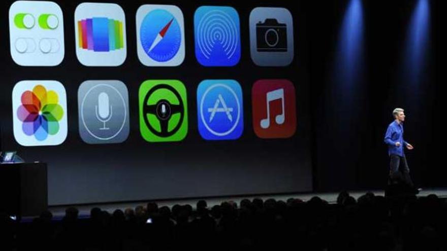 Craig Federighi, vicepresidente de Apple, explica el nuevo iOS.