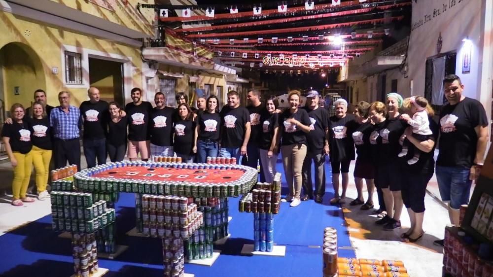 Un casino con latas de cerveza y refresco