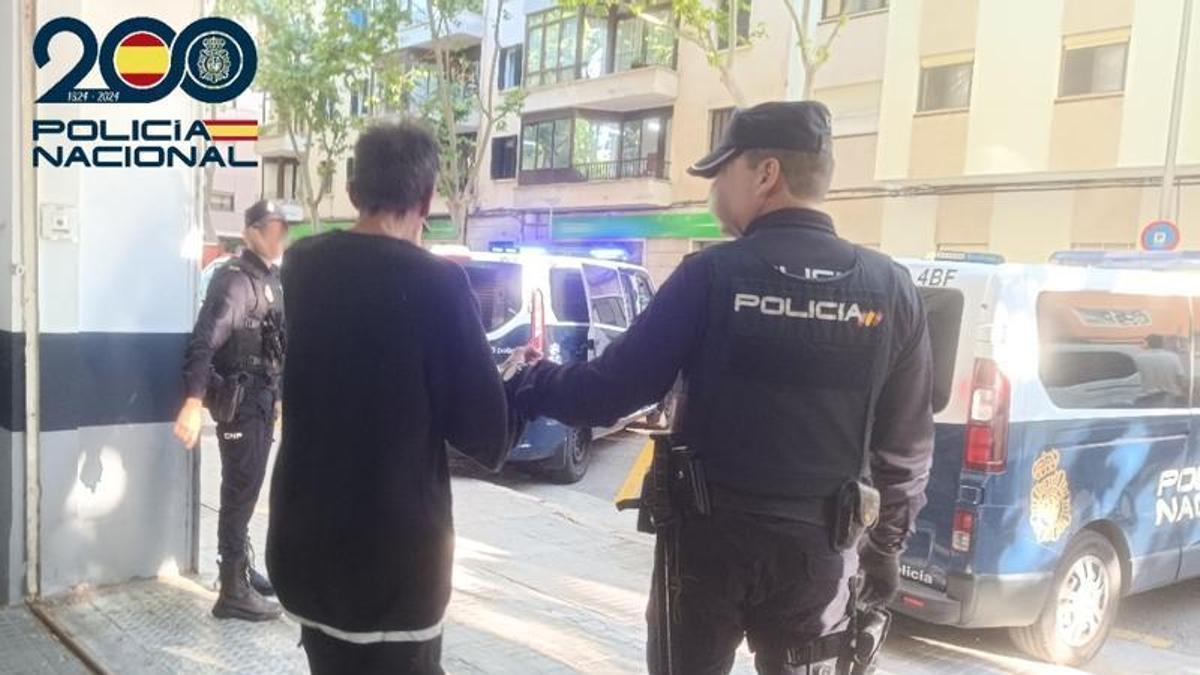 Agentes de la Policía Nacional, con el detenido.