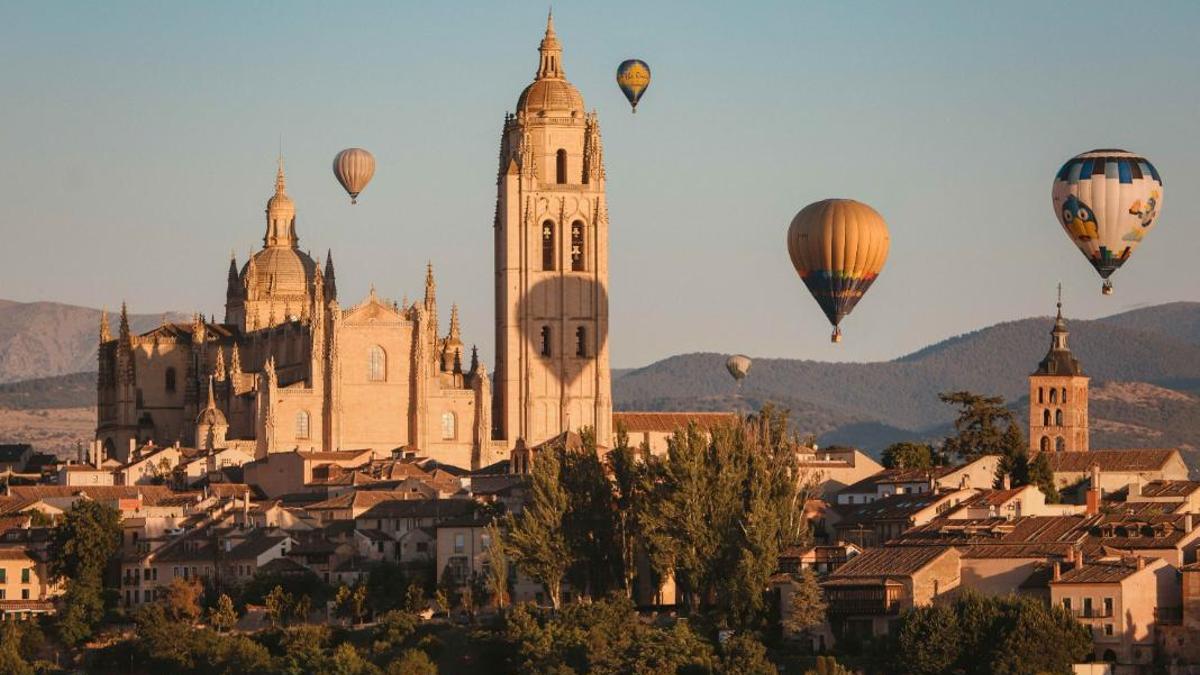 Los globos aerostáticos se han convertido en un clásico del paisaje de Segovia, que desde hace cincio años celebra un Festival Accesible de Globos Aerostáticos.