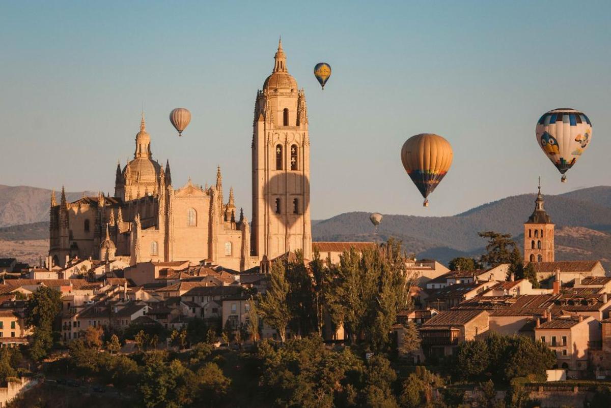 Los globos aerostáticos se han convertido en un clásico del paisaje de Segovia, que desde hace cincio años celebra un Festival Accesible de Globos Aerostáticos.