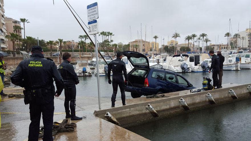 Ein Privatunternehmen zog den Ford aus dem Wasser.