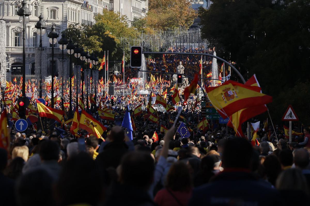 Manifestación multitudinaria contra la amnistía en la Plaza de Cibeles de Madrid