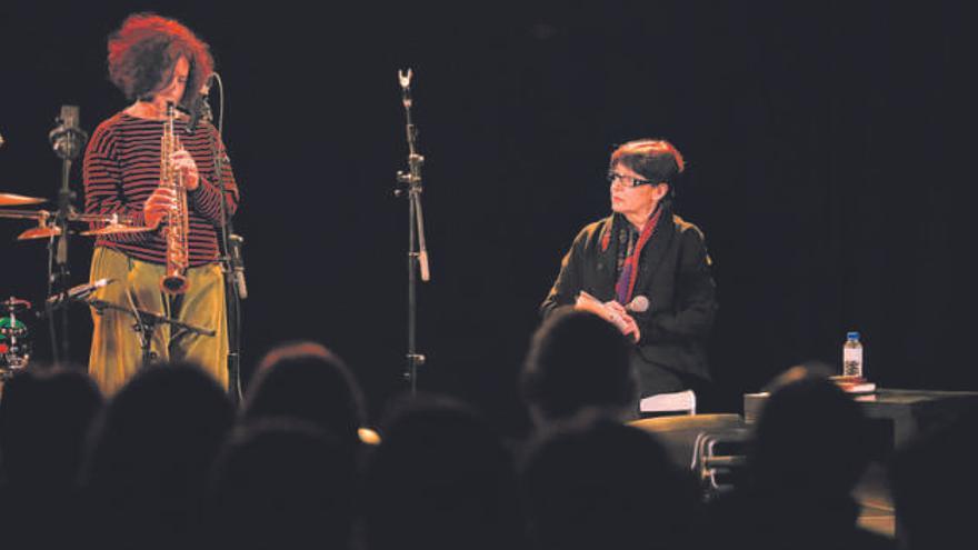 La música Chefa Alonso y la poetisa Olvido García Valdés, ayer, sobre el escenario del Club del Niemeyer.