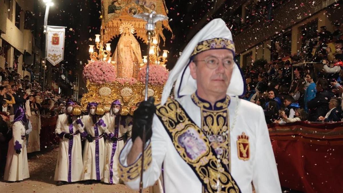 Ramón Mateos Padilla desfilando delante del trono de la Virgen de la Amargura, el último Viernes Santo.