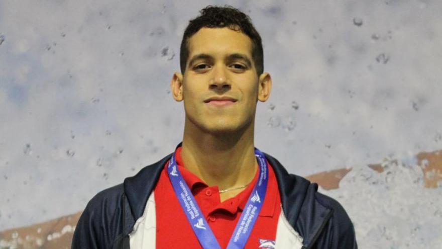 Hugo González, en el podio de los 100 estilos.