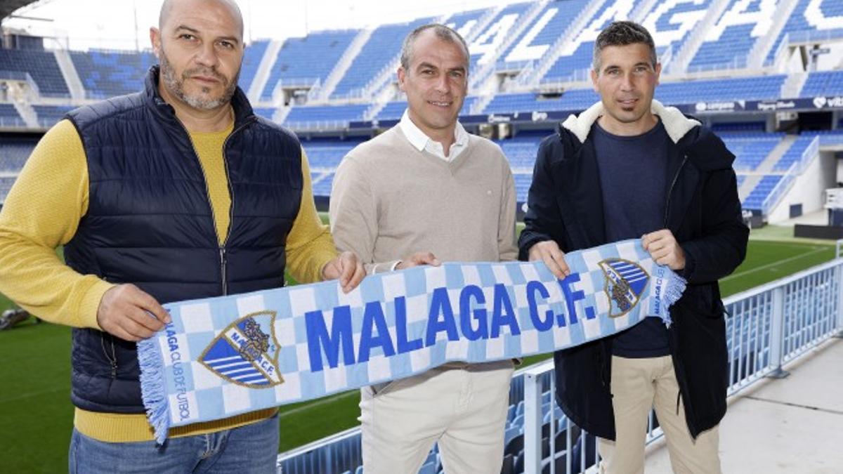 Los entrenadores del filial posan junto a Duda en La Rosaleda