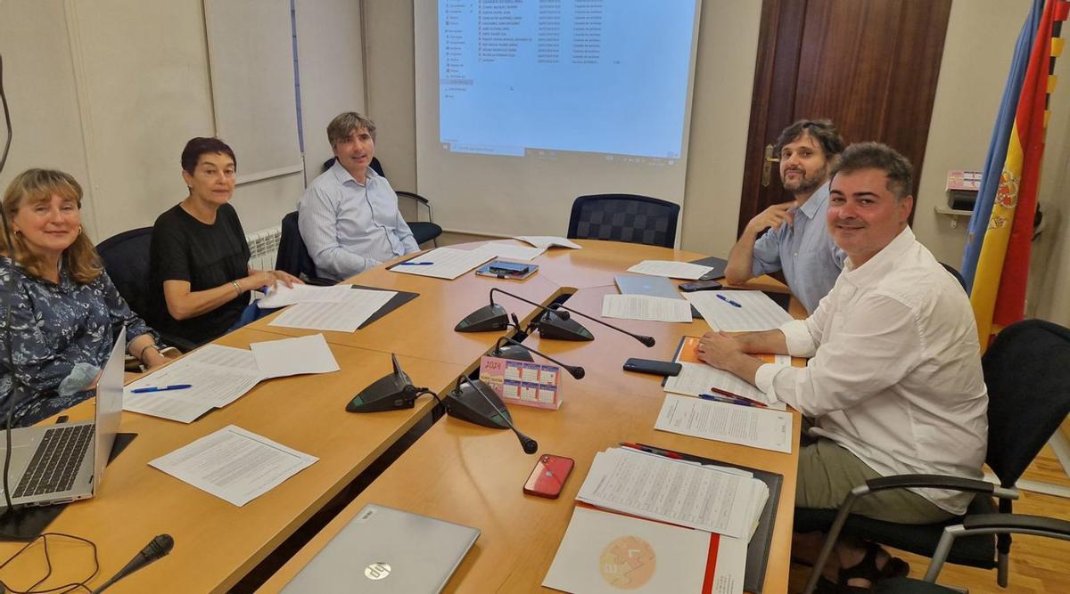 El jurado, durante la reunión para seleccionar a los jóvenes talentos.
