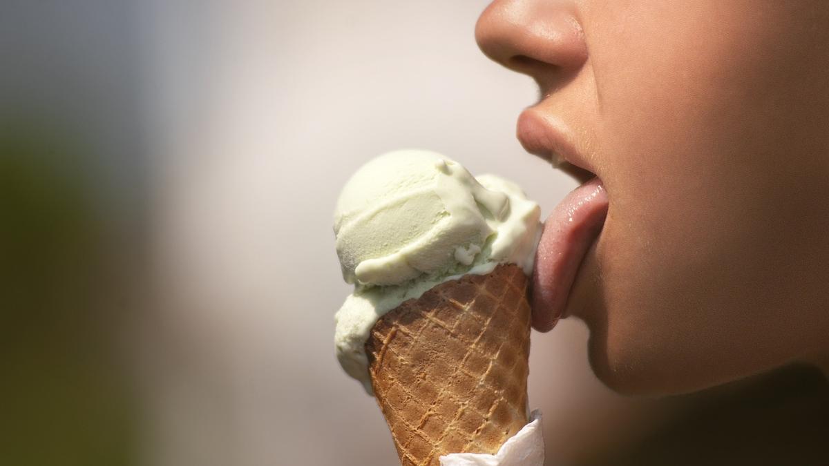Una chica comiendo un helado