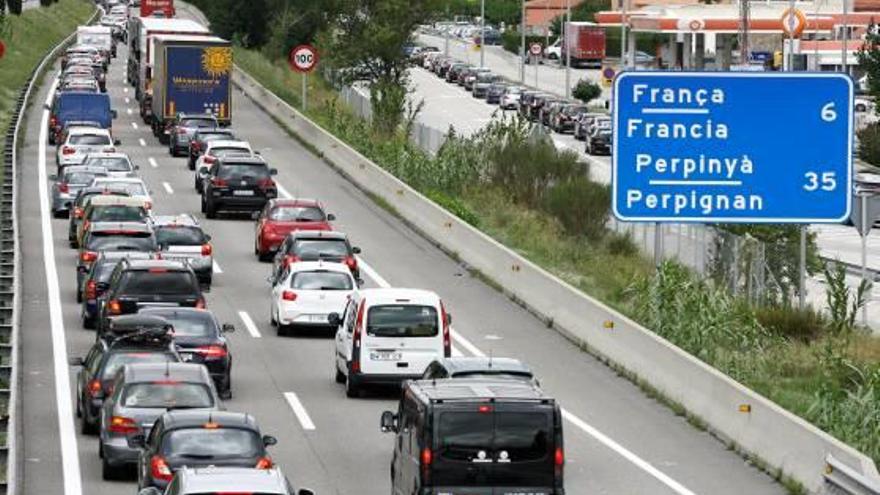 Imatge d&#039;arxiu d&#039;una cua de vehicles a l&#039;autopista AP-7 a l&#039;altura de La Jonquera.