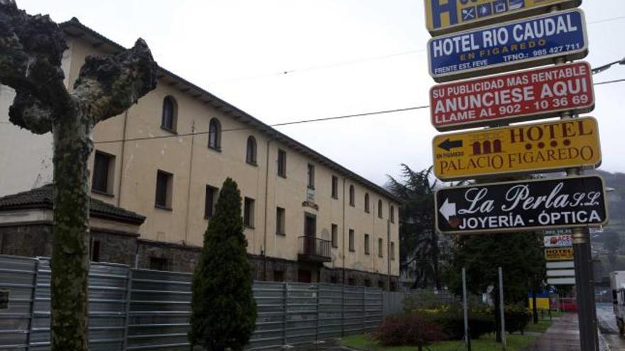 El edificio, en ruinas, del cuartel de la Guardia Civil de Mieres.