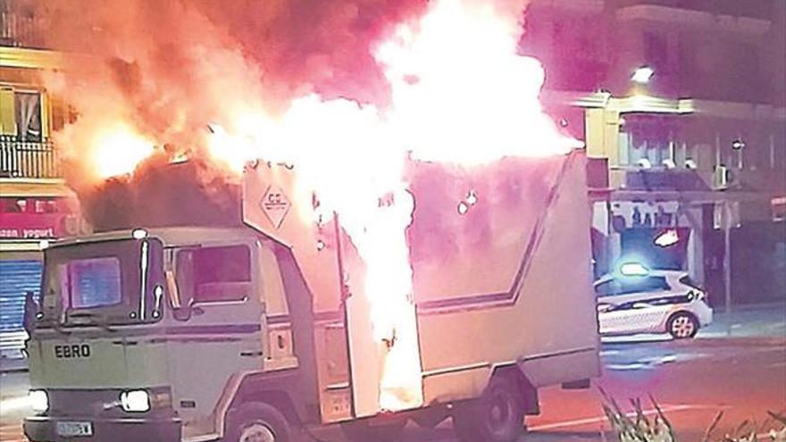 Calcinado un camión de comidas en el mercado ambulante de la Vall