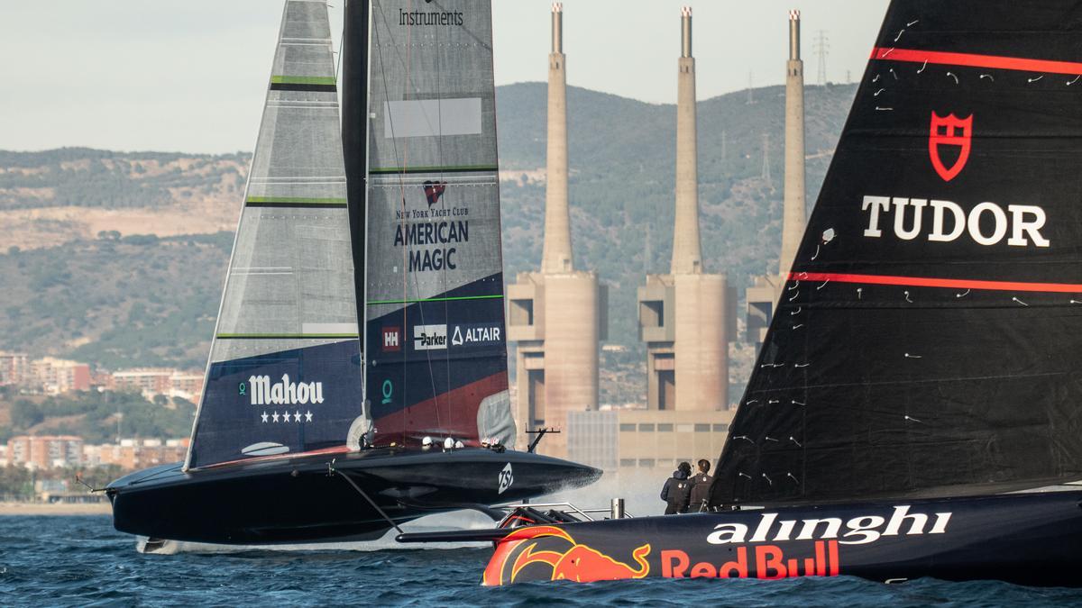 Los veleros dela Copa América de vela de los equipos Alinghi Red Bull Racing y American Magic entrenan frente al litoral de Barcelona.