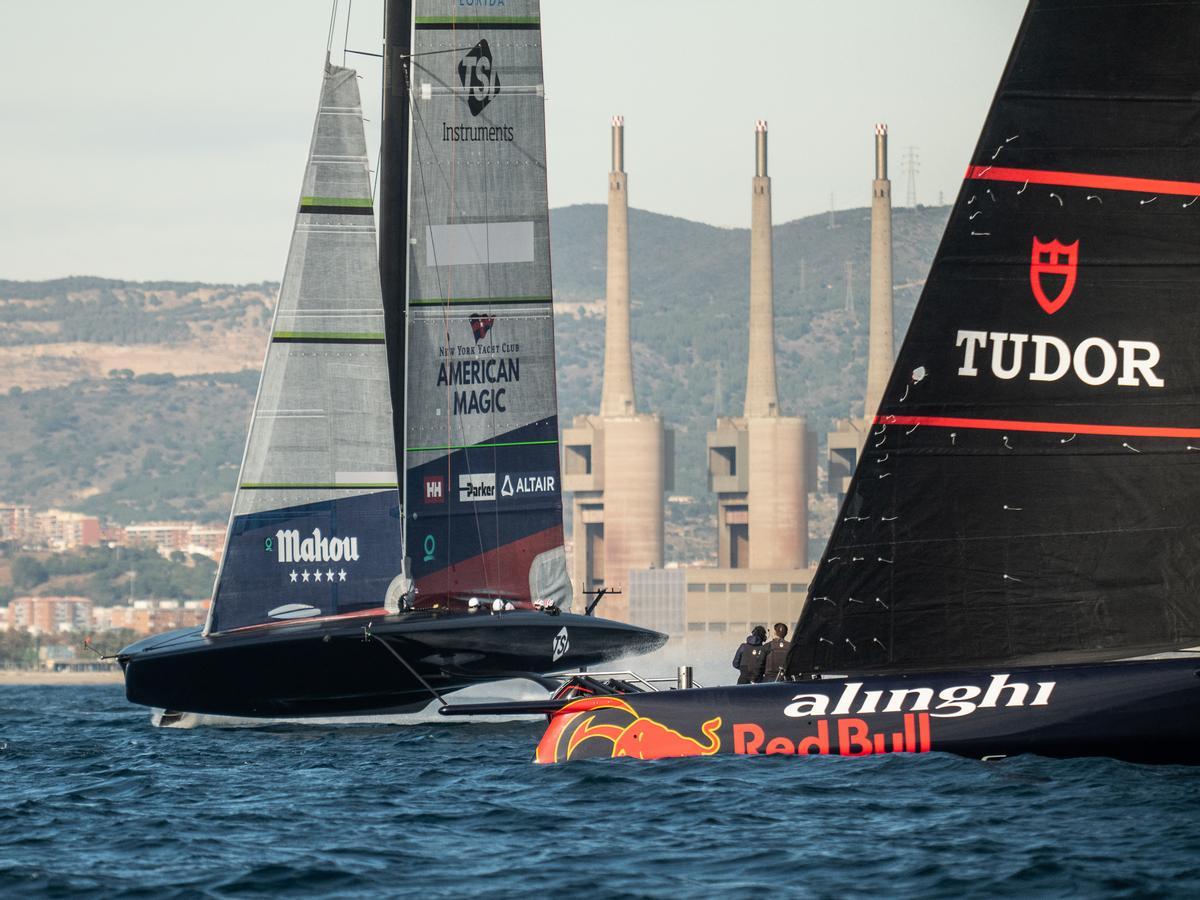 Los veleros dela Copa América de vela de los equipos Alinghi Red Bull Racing y American Magic entrenan frente al litoral de Barcelona.