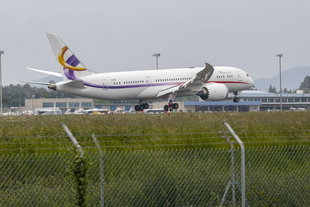La llegada del avión del presidente de Angola al aeropuerto de Asturias.
