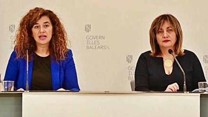 La portavoz del Govern, Pilar Costa, y la consellera Fanny Tur, ayer, dan cuenta del Consell de Govern.