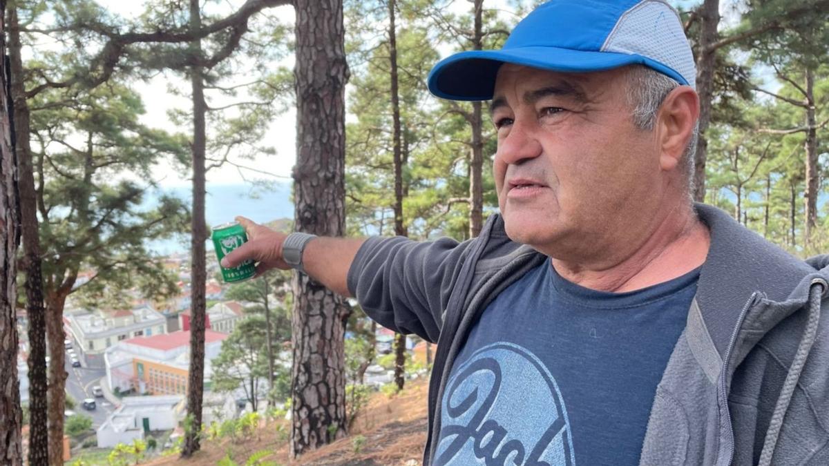 Cándido Acosta, esperando en Fuencaliente a la apertura de la zona de exclusión del volcán de La Palma.