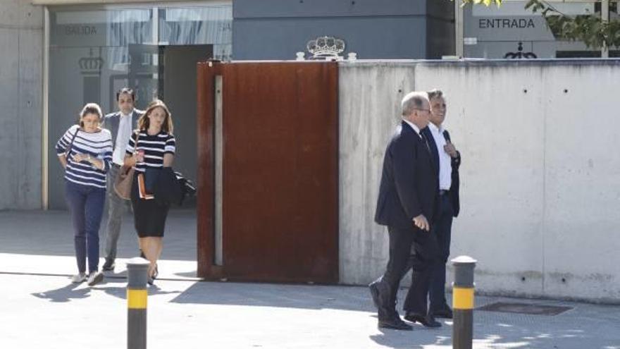 Roch Tabarot (con camisa blanca) junto a su abogado seguido de su pareja, de su hija y de un exempleado de Riviera en Madrid.