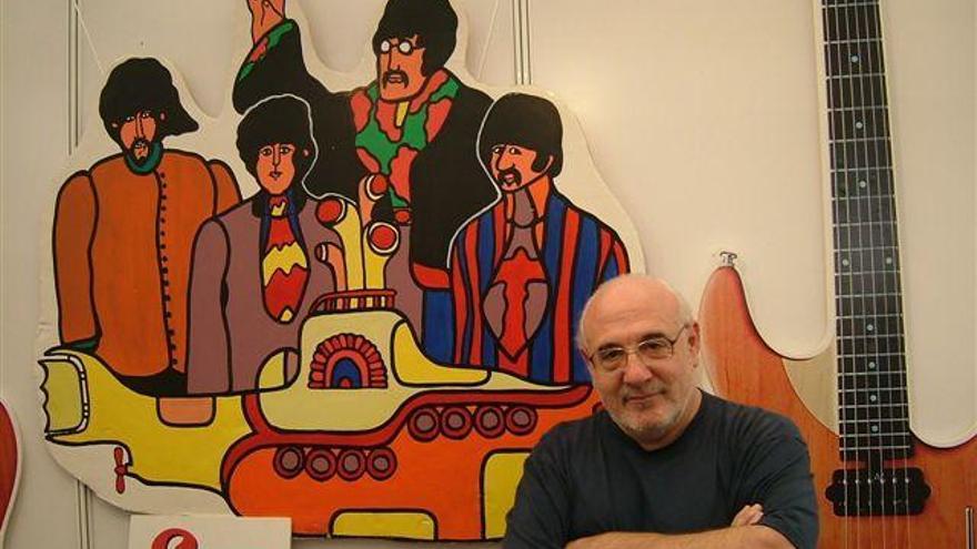 J. M. Francino davant un cartell il·lustrat dels Beatles |