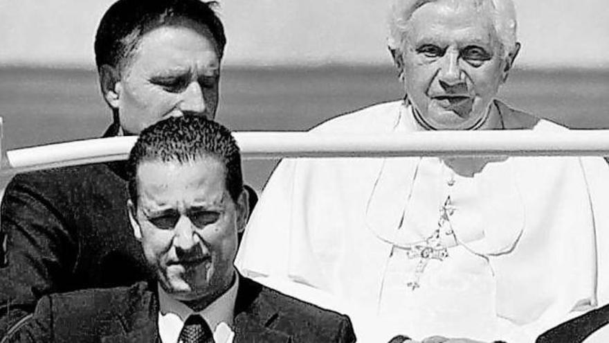 El mayordomo del Papa, Paolo Gabriele (primer plano, abajo), viajando con Benedicto XVI. / efe