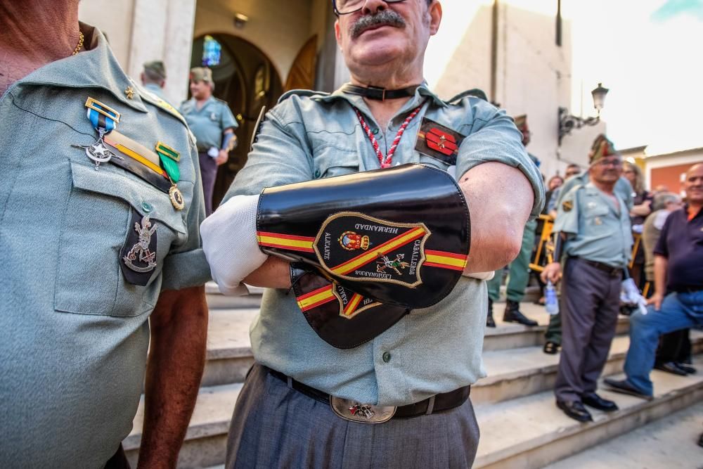 Multitud de público arropó la procesión organizada por la Hermandad del Calvario de Elda, en la que sesenta exlegionarios portaron a hombros el trono.