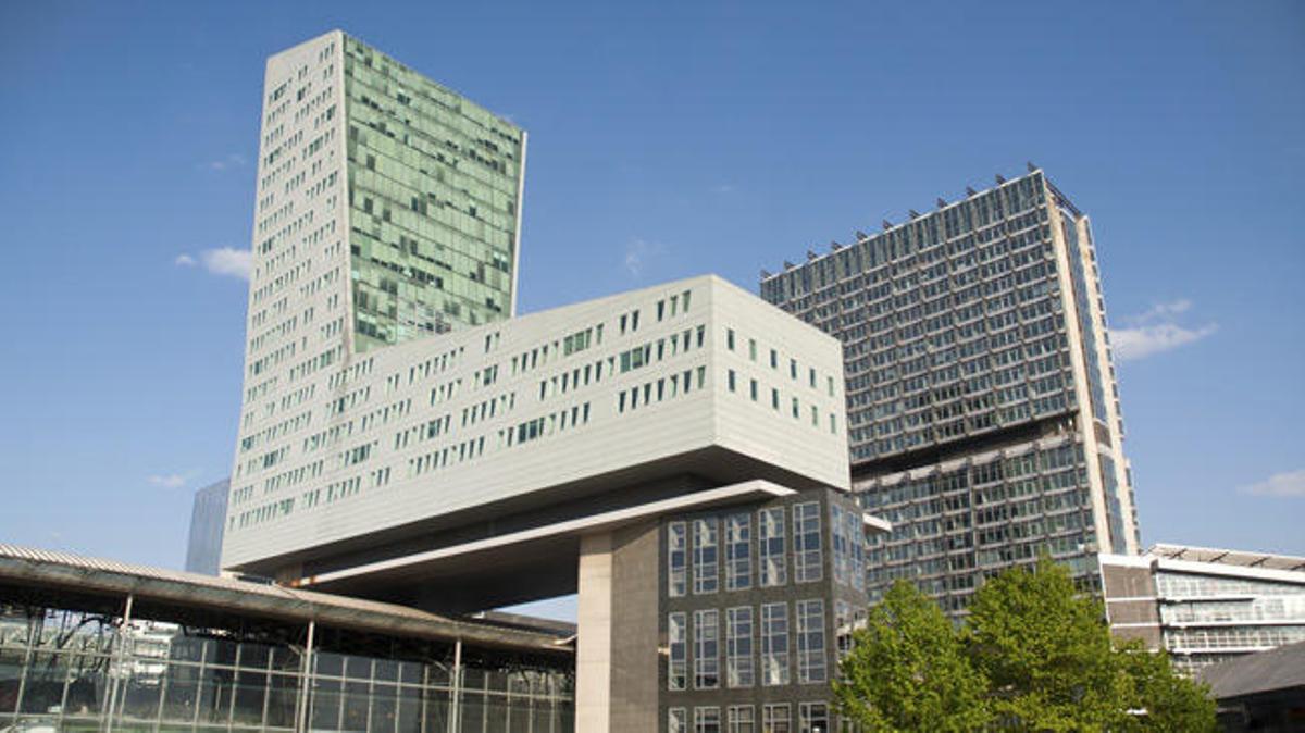 Edificio futurista en Euralille