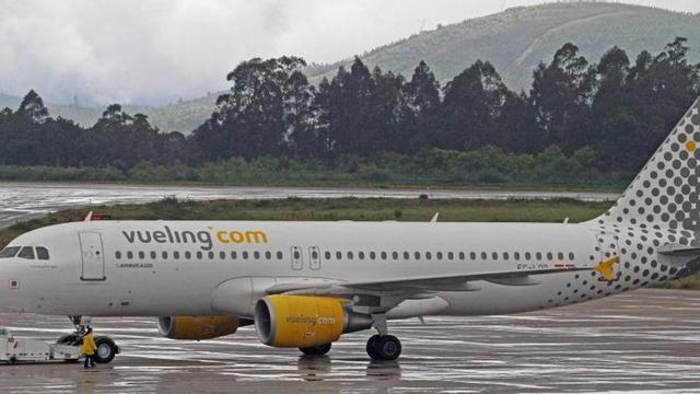 Aeronave de Vueling en Peinador. // Marta G. Brea