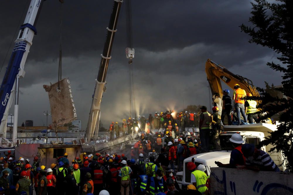 Ciudad de México busca supervivientes entre los escombros