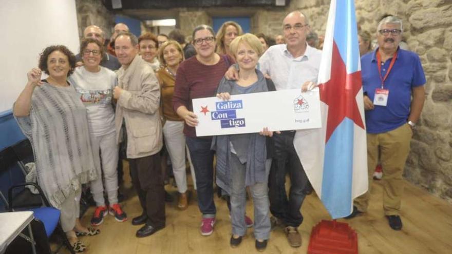 Bravo y Jorquera, con un cartel y la bandera, con sus compañeros en la calle Damas.