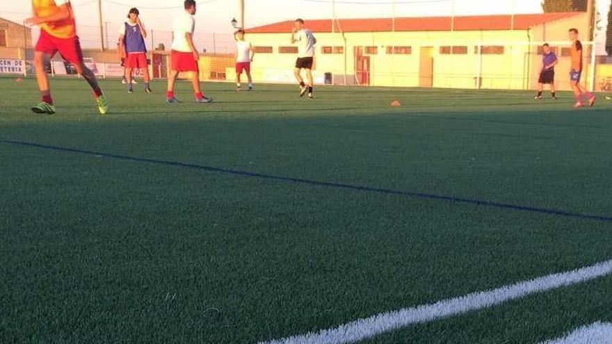 La UD Toresana entrena en su campo.