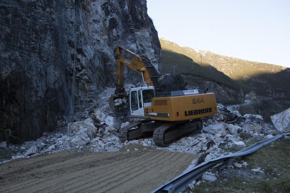 Cae una montaña y sepulta el acceso a Caso