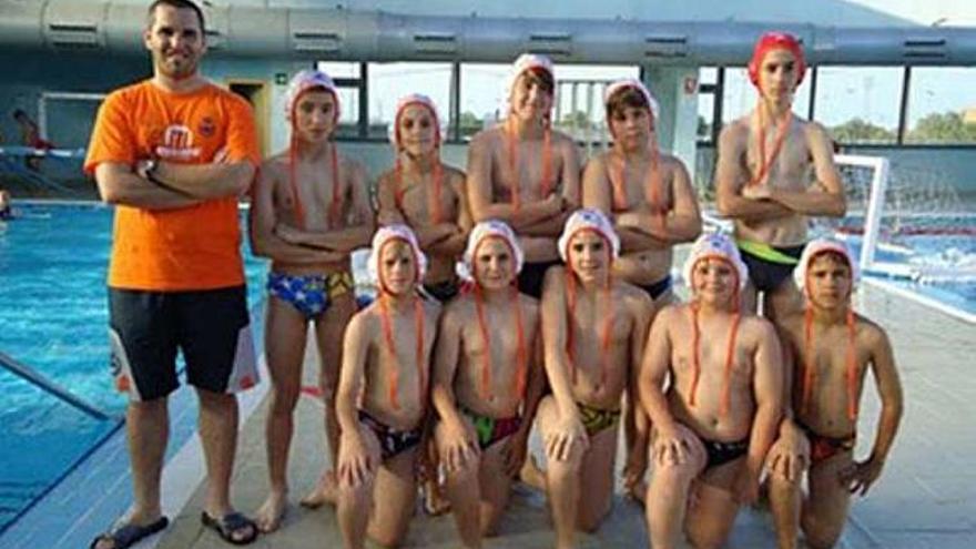 Componentes del equipo infantil de waterpolo del Elche Club Natación.