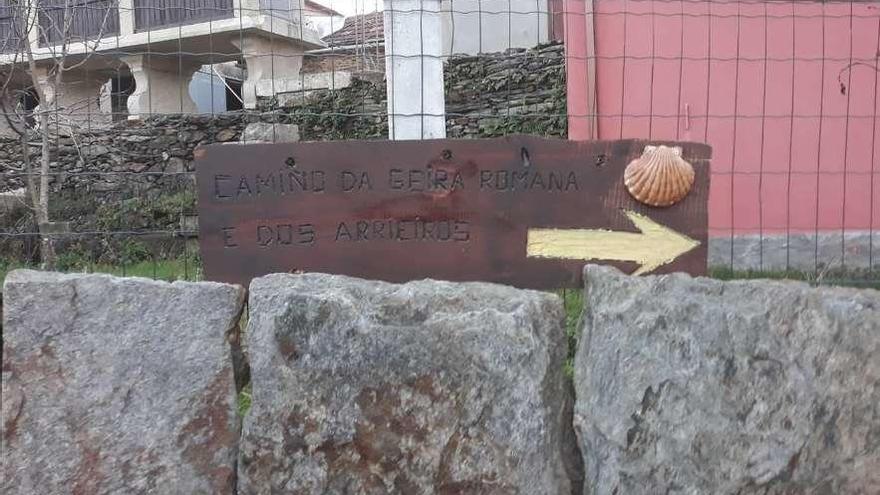 Señalización colocada por un vecino en un tramo del camino. // Asociación Can de San Roque