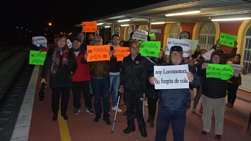 Protesta de vecinos en la tarde de ayer en la estación de tren de Cieza.