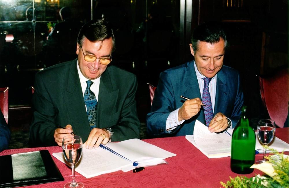 Md.21. Madrid.-  El presidente de Mapfre, Julio Castelo (izda.), y el presidente de Caja Madrid, Miguel Blesa (dcha.), han firmado un acuerdo por el que Caja Madrid invertir‡ 13.100 millones de pesetas en Mapfre-AmŽrica y tomar‡  una participaci—n inicial del 20 por ciento de Banco Mapfre, al que aportar‡ las sociedades Madrid Leasing y Finanmadrid; por otra parte, Mapfre tomar‡ una inversi—n del 20 por ciento de Caja Madrid Seguros Generales. EFE/MG