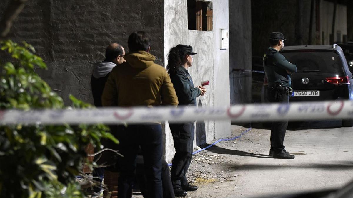 Investigadores, en el escenario del crimen de Alquerías, momentos después del hallazgo del cuerpo.