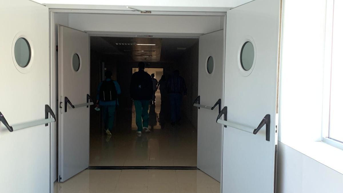Pasillos del hospital Virgen de la Arrixaca de Murcia, este lunes, durante el apagón