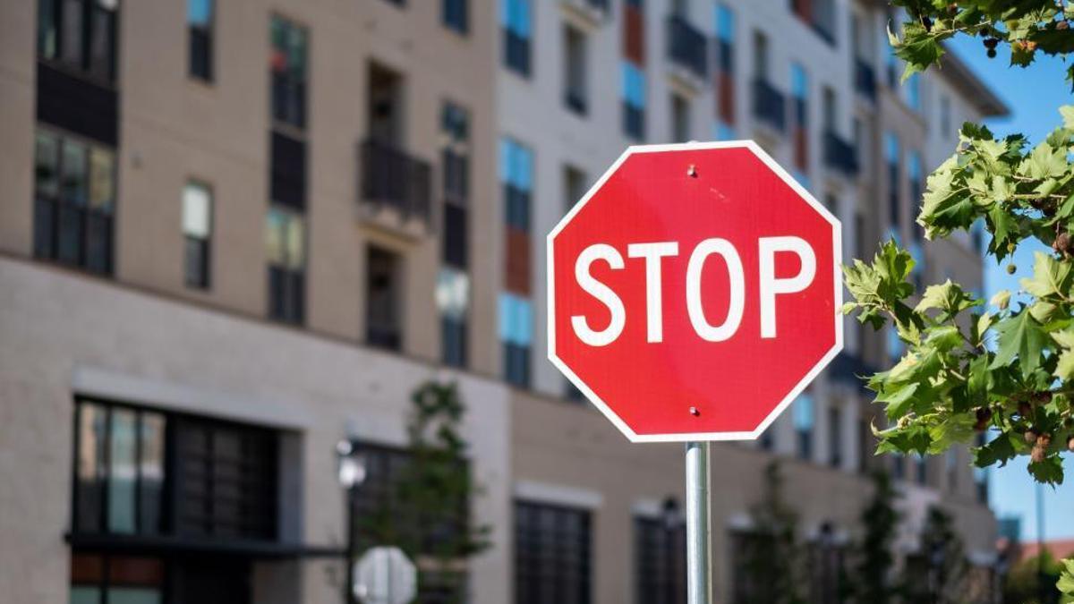 Señal de tráfico Stop en una carretera