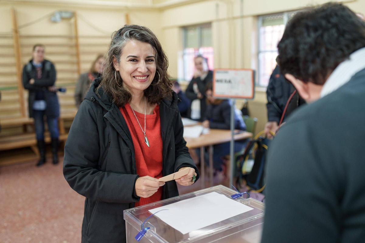 Una de las más madrugadoras en votar de los candidatos a la Junta ha sido Irene de Miguel.