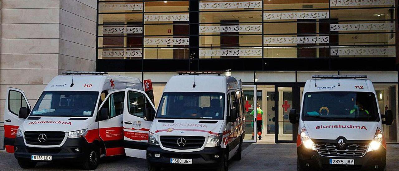 Ambulancias a las puertas del centro neurológico de Barros.