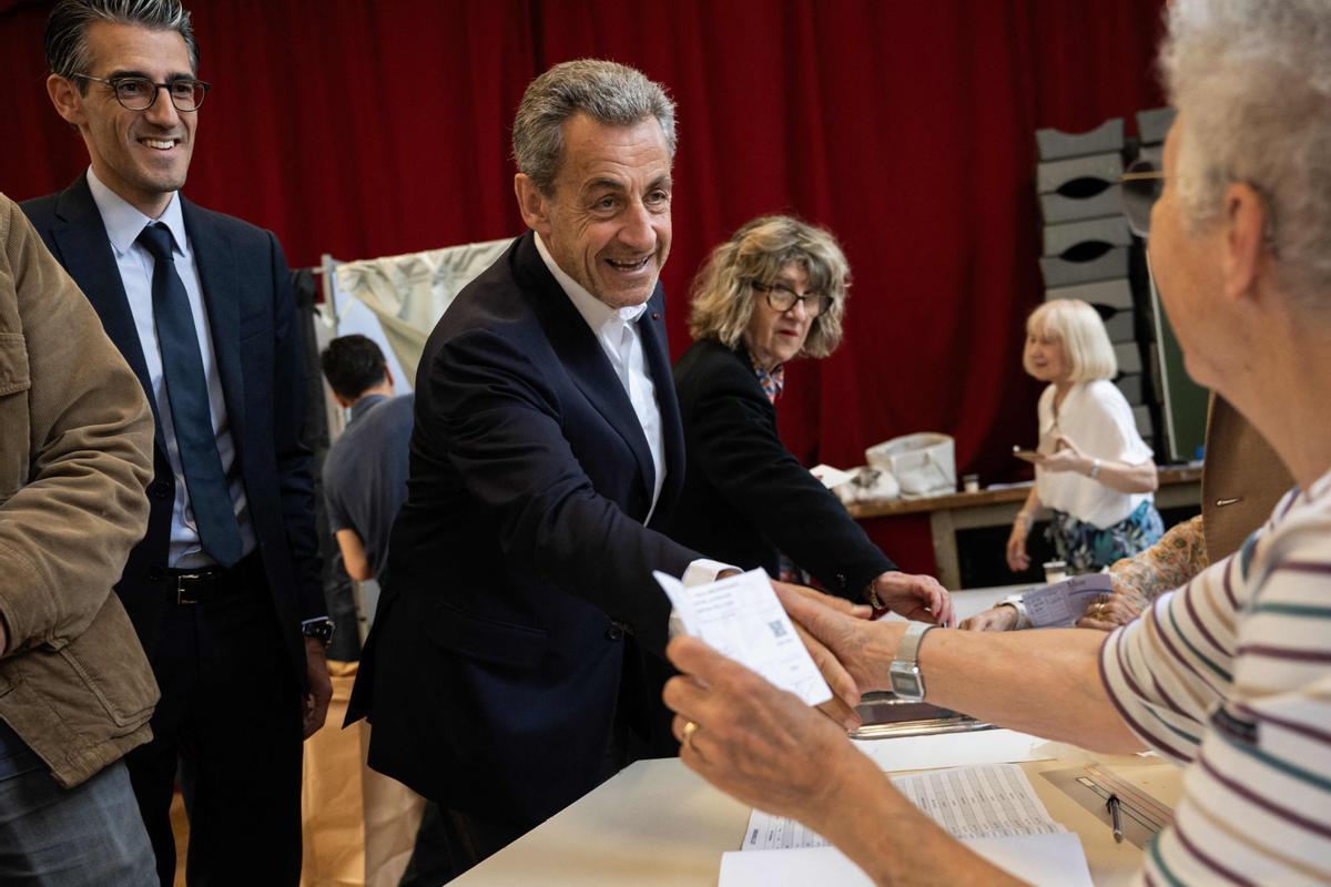 El expresidente francés Nicolas Sarkozy y su mujer Carla Bruni-Sarkozy vota en la primera ronda de las elecciones francesas, en París.
