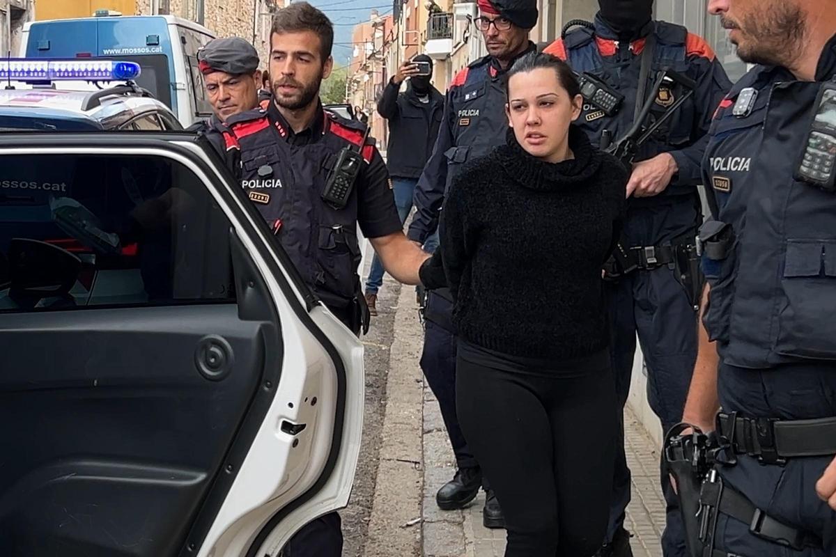 Una de las detenidas en el operativo policial llevado a cabo en Sentmenat, en el momento de ser trasladada al vehículo policial.