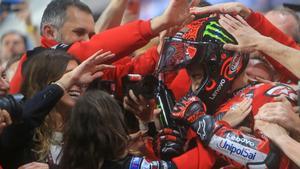 Bagnaia celebra su victoria en Qatar con su novia y los mecánicos de Ducati