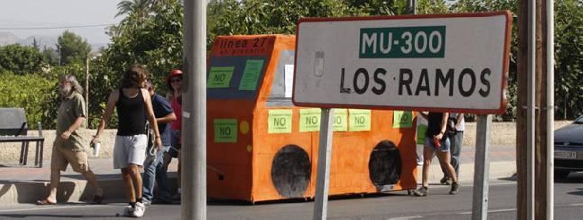 Un autobús de cartón para pedir una "línea digna" en la Costera Sur