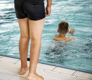 Privat auf Deutsch oder auf Spanisch und Katalanisch in den Gemeinden: Hier gibt es Schwimmkurse für Kinder (und teils auch Erwachsene)